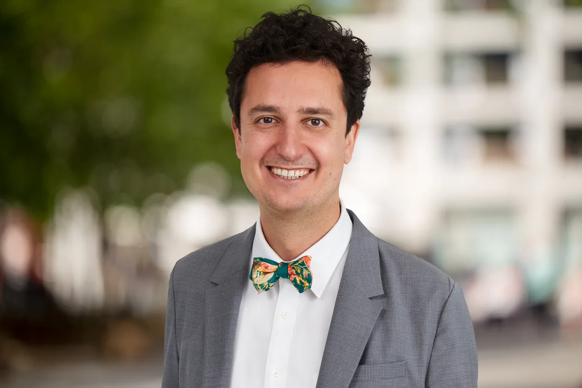 Jungpolitiker am Podium in Schulen